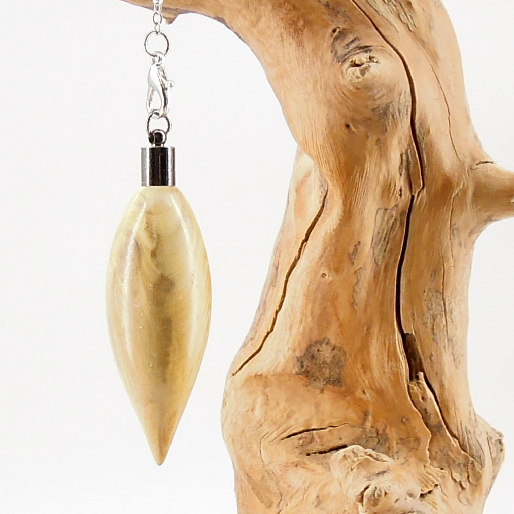 Pendule artisanal de radiesthésie en buis avec chainette.