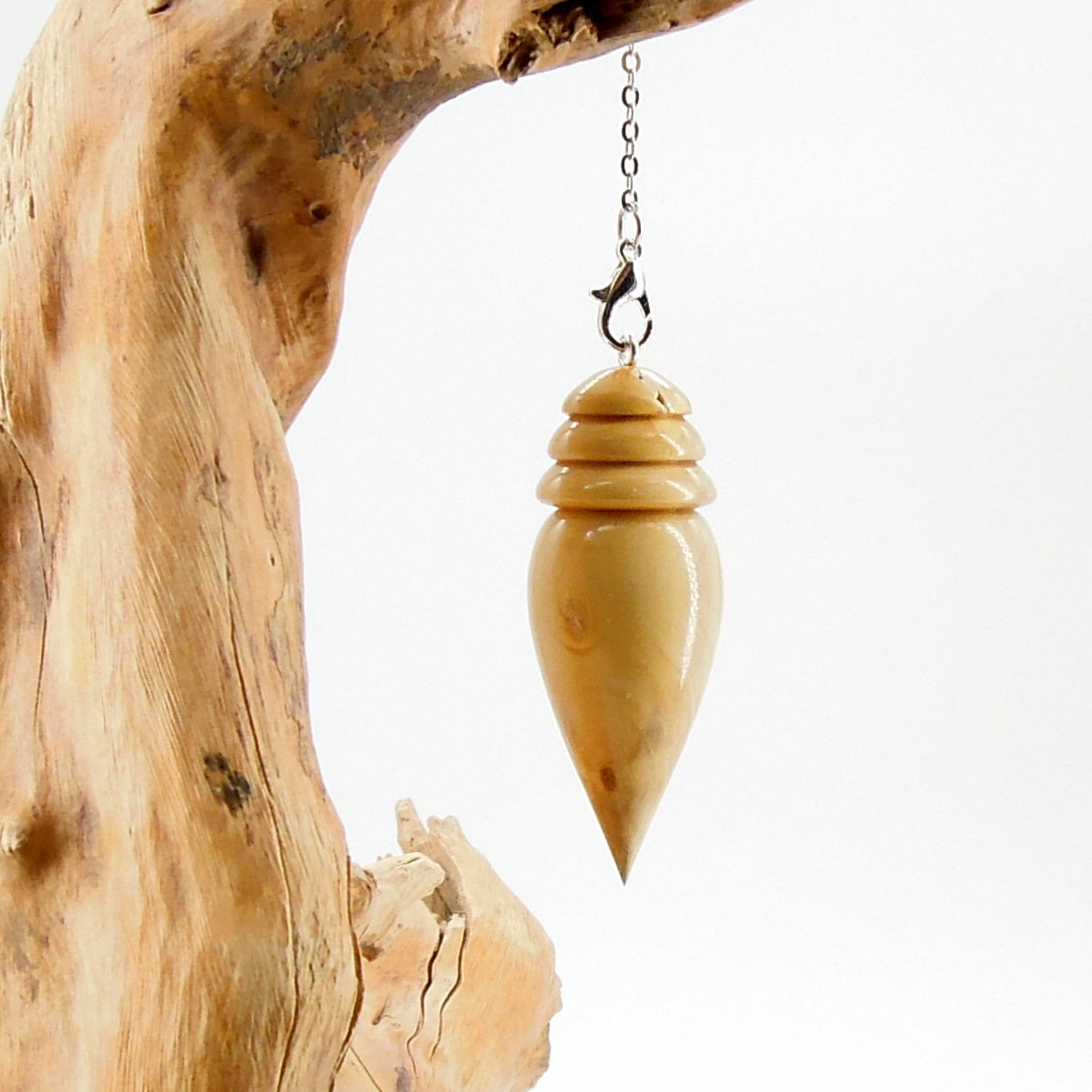 Pendule artisanal de radiesthésie en buis avec chainette.