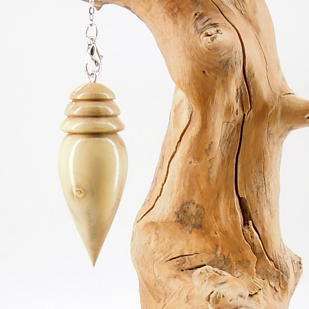 Pendule artisanal de radiesthésie en buis avec chainette.