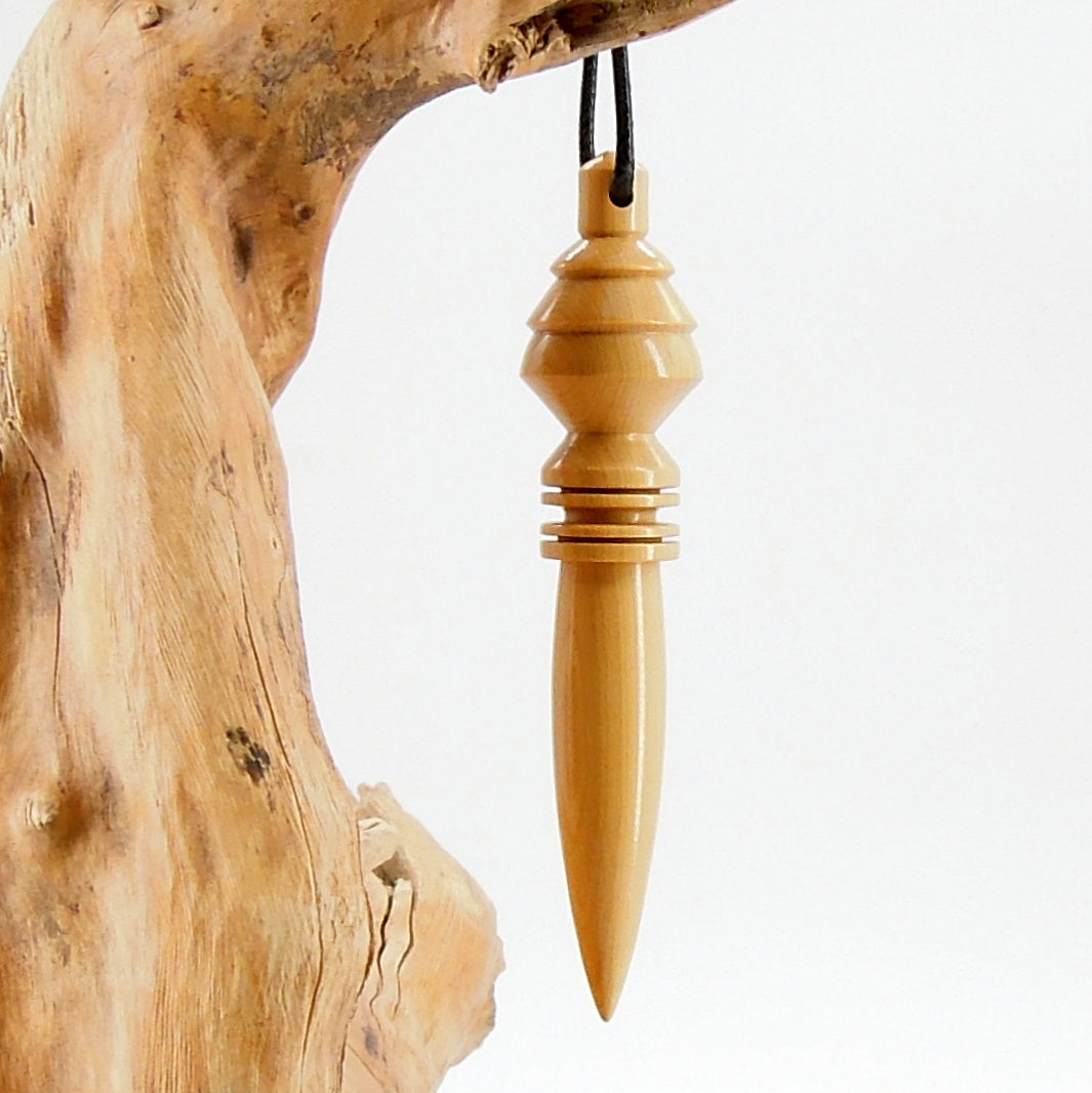 Pendule artisanal de radiesthésie en buis avec oeilleton sur le modèle de Thot.