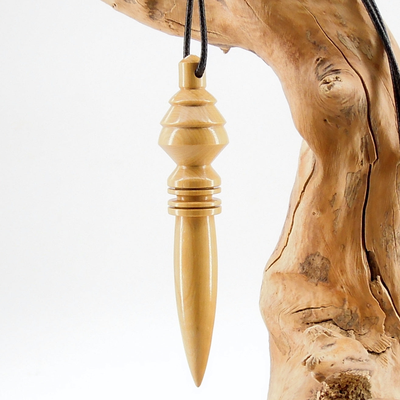 Pendule artisanal de radiesthésie en buis avec oeilleton sur le modèle de Thot.