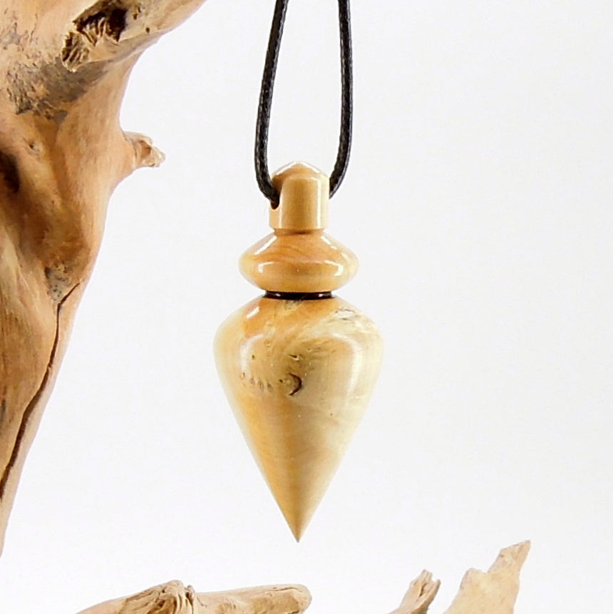 Pendule artisanal de radiesthésie en buis avec oeilleton.