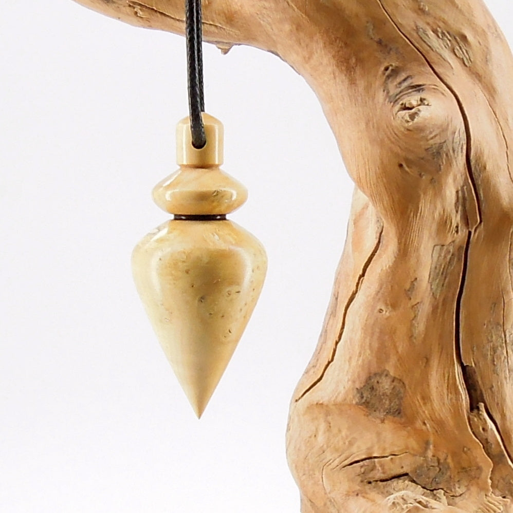 Pendule artisanal de radiesthésie en buis avec oeilleton.