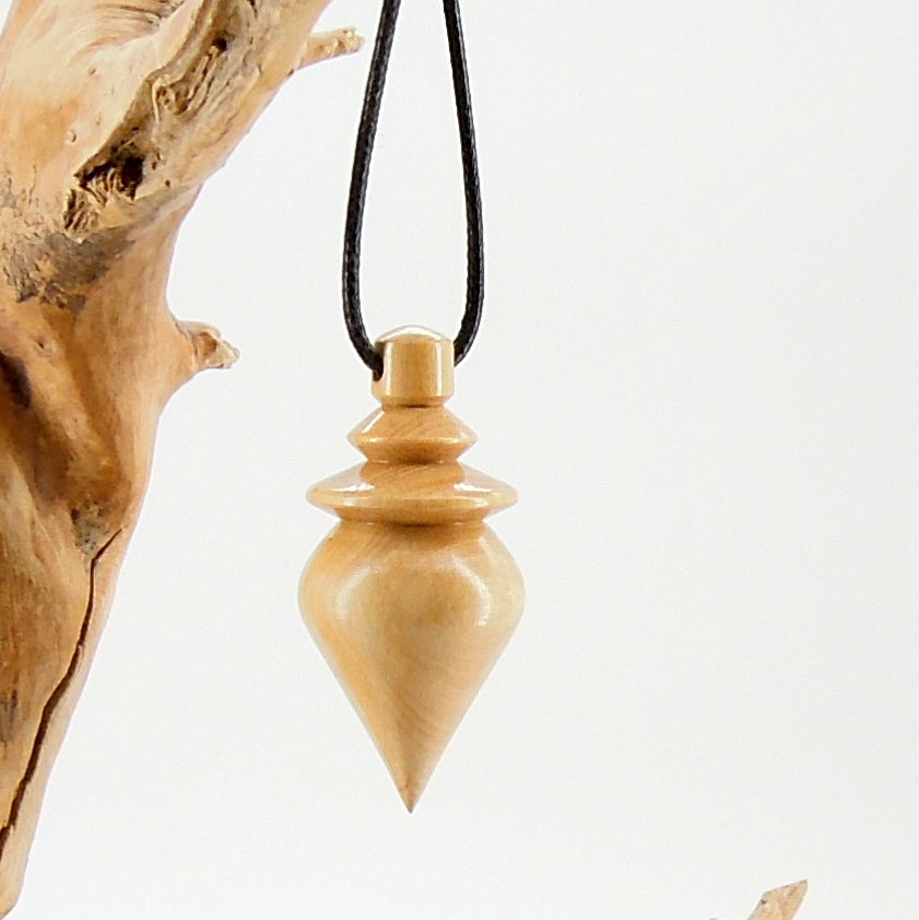 Pendule artisanal de radiesthésie en buis avec oeilleton.