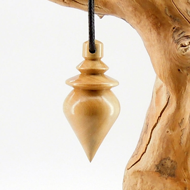 Pendule artisanal de radiesthésie en buis avec oeilleton.