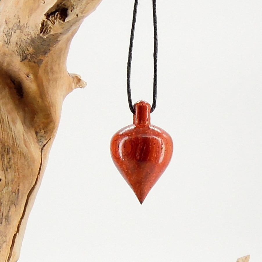 Pendule artisanal de radiesthésie en padouk avec oeilleton.