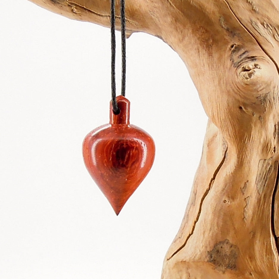 Pendule artisanal de radiesthésie en padouk avec oeilleton.