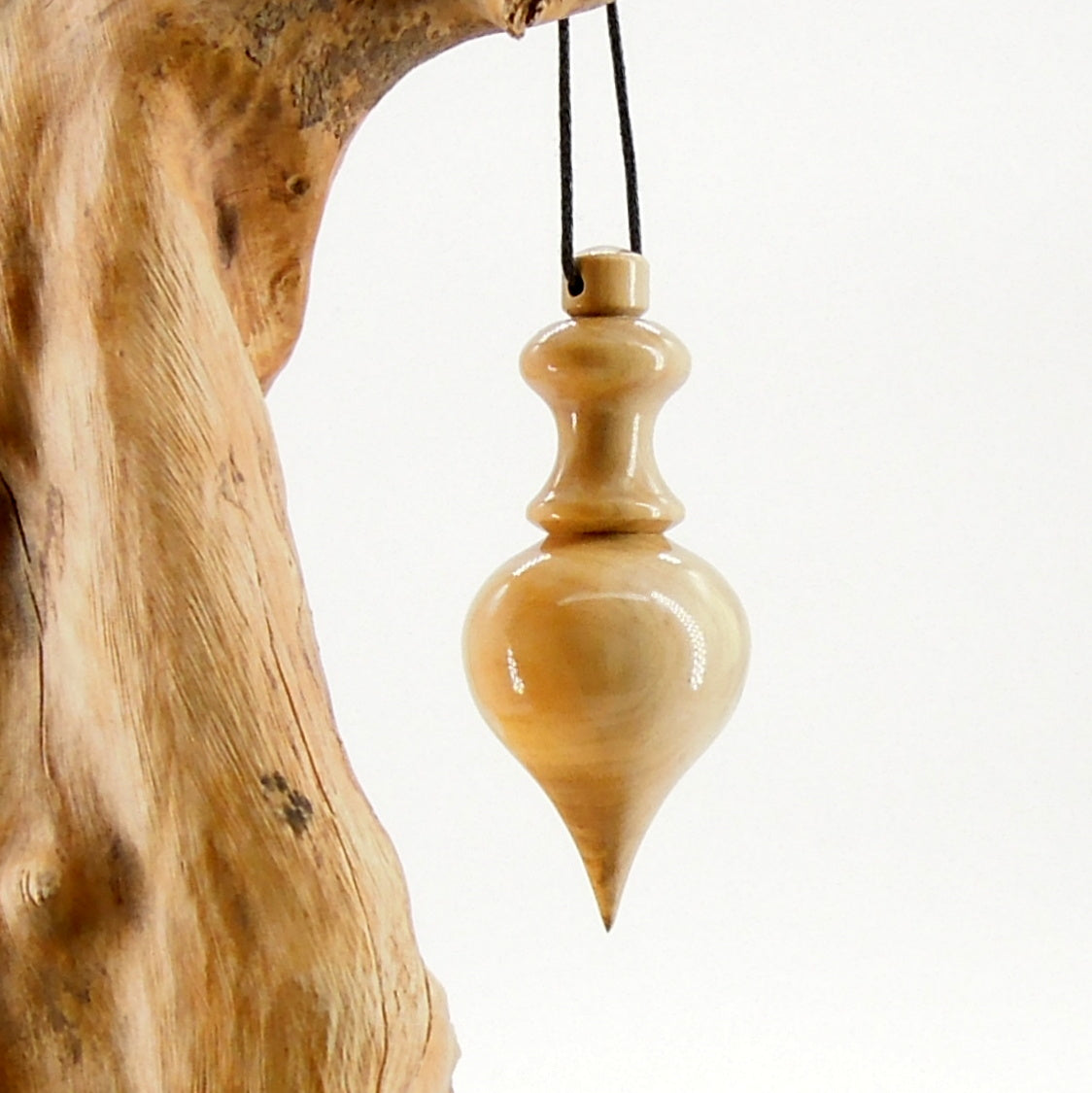 Pendule artisanal de radiesthésie en buis avec oeilleton.