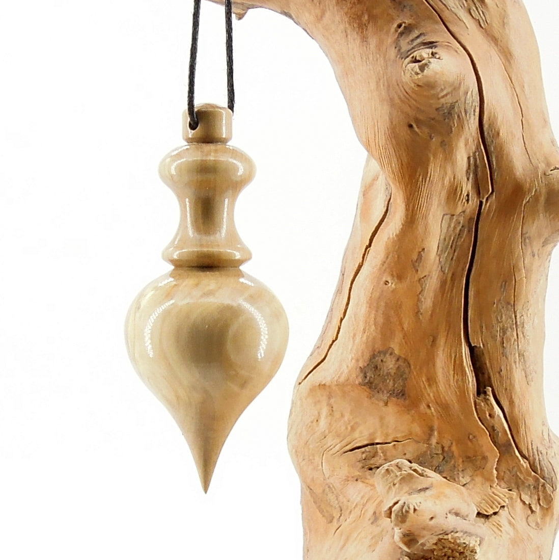 Pendule artisanal de radiesthésie en buis avec oeilleton.