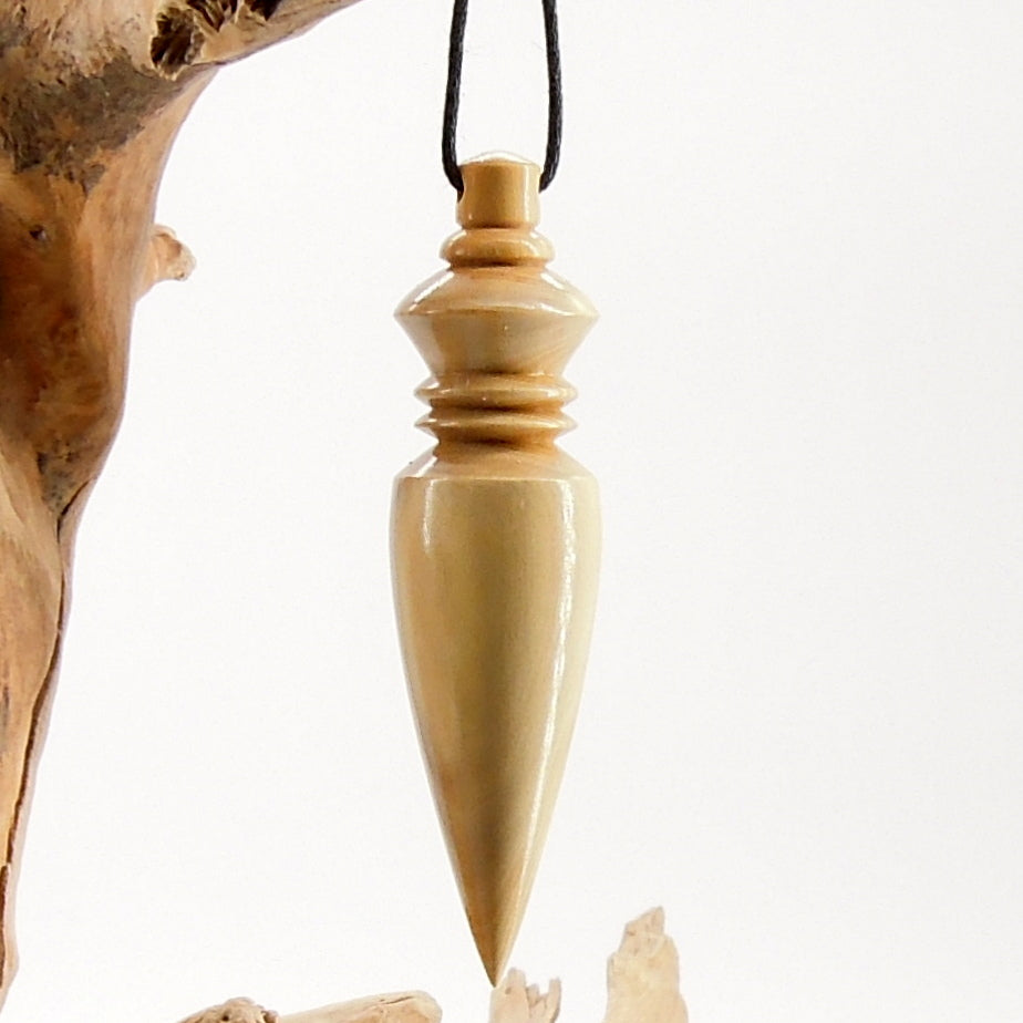 Pendule artisanal de radiesthésie en buis avec oeilleton.