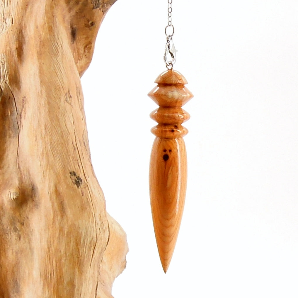 Pendule artisanal de radiesthésie en if avec chainette.