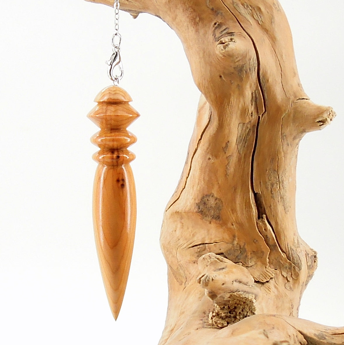 Pendule artisanal de radiesthésie en if avec chainette.