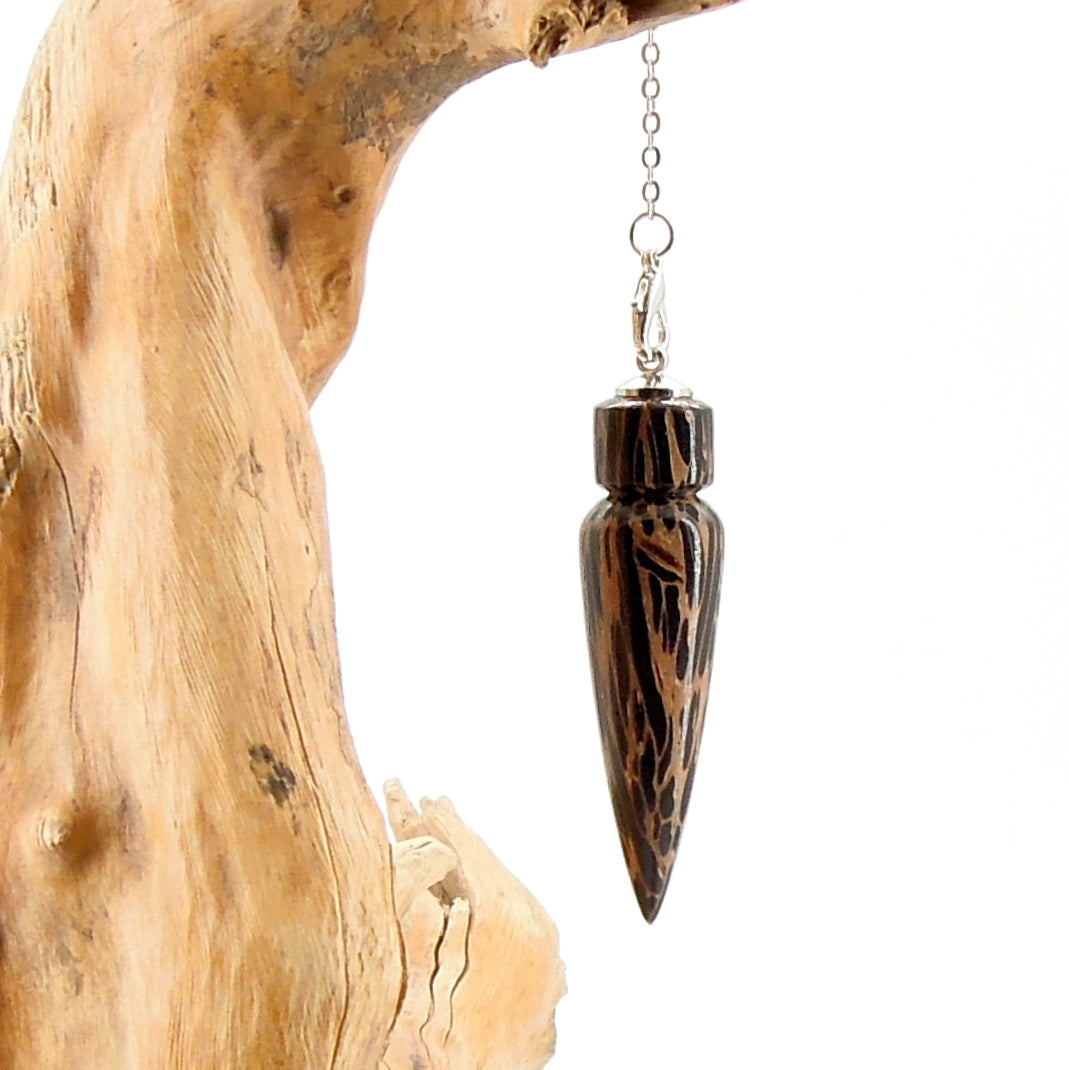 Pendule artisanal de radiesthésie en palmier avec chainette.