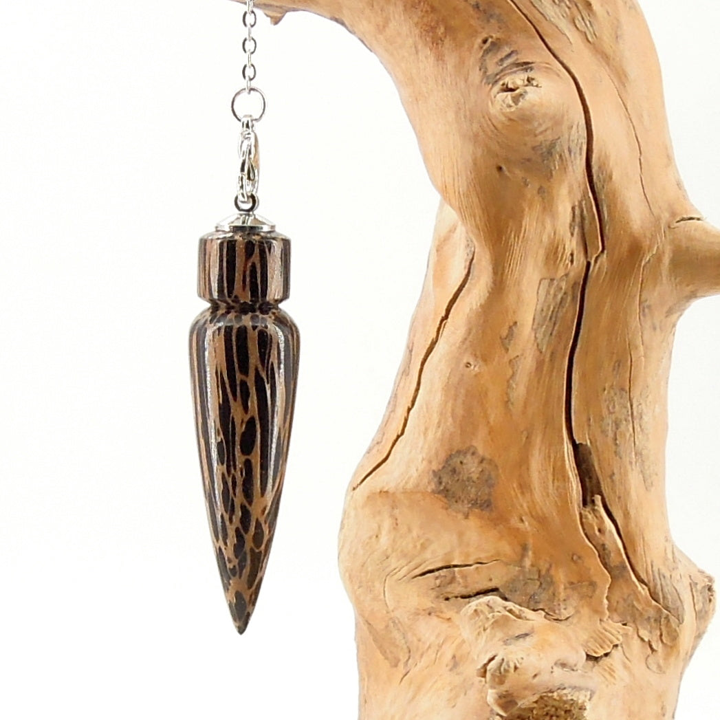 Pendule artisanal de radiesthésie en palmier avec chainette.