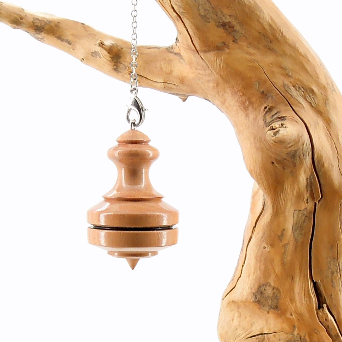 Pendule artisanal de radiesthésie en cornouiller avec chainette.