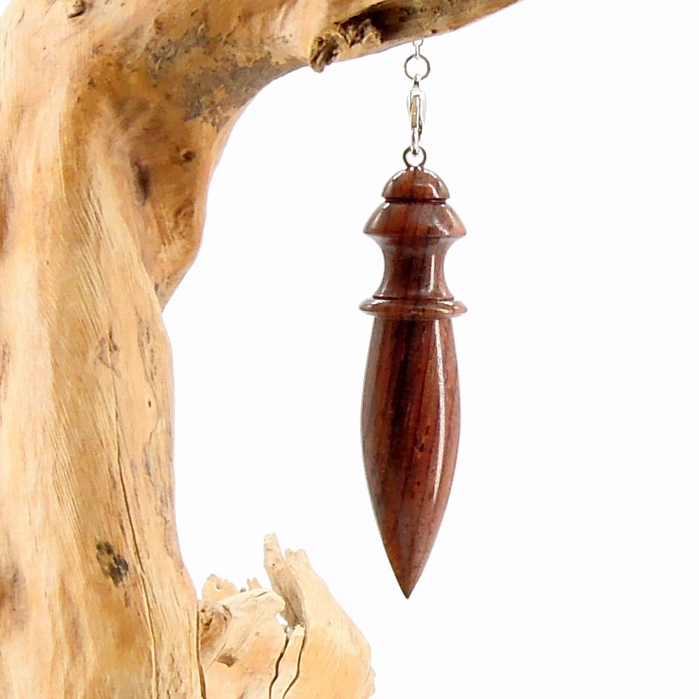 Pendule artisanal de radiesthésie en bois exotique avec chainette.