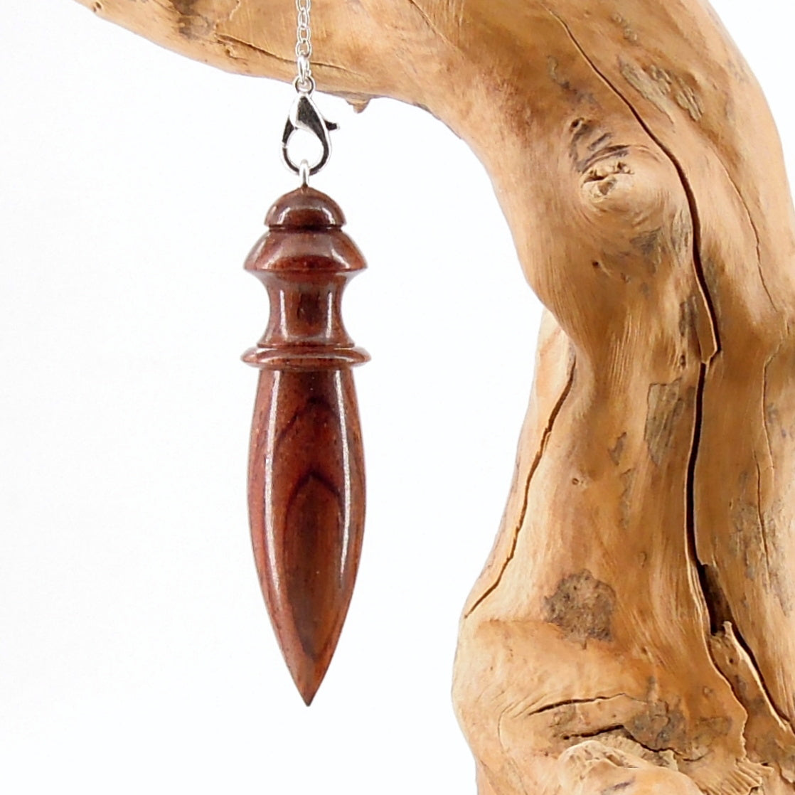 Pendule artisanal de radiesthésie en bois exotique avec chainette.