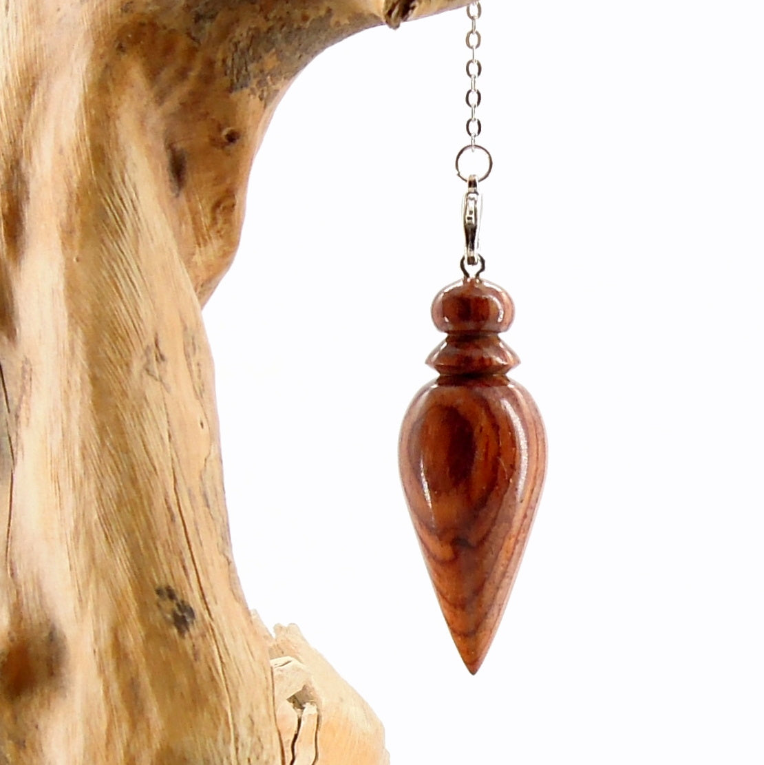 Pendule artisanal de radiesthésie en cocobolo avec chainette.