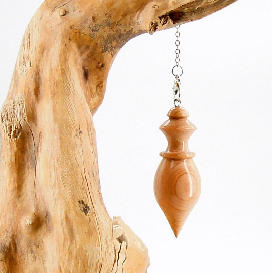 Pendule artisanal de radiesthésie en merisieravec chainette.