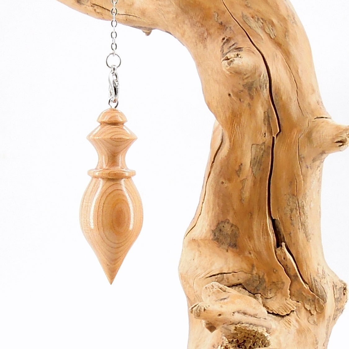 Pendule artisanal de radiesthésie en merisieravec chainette.