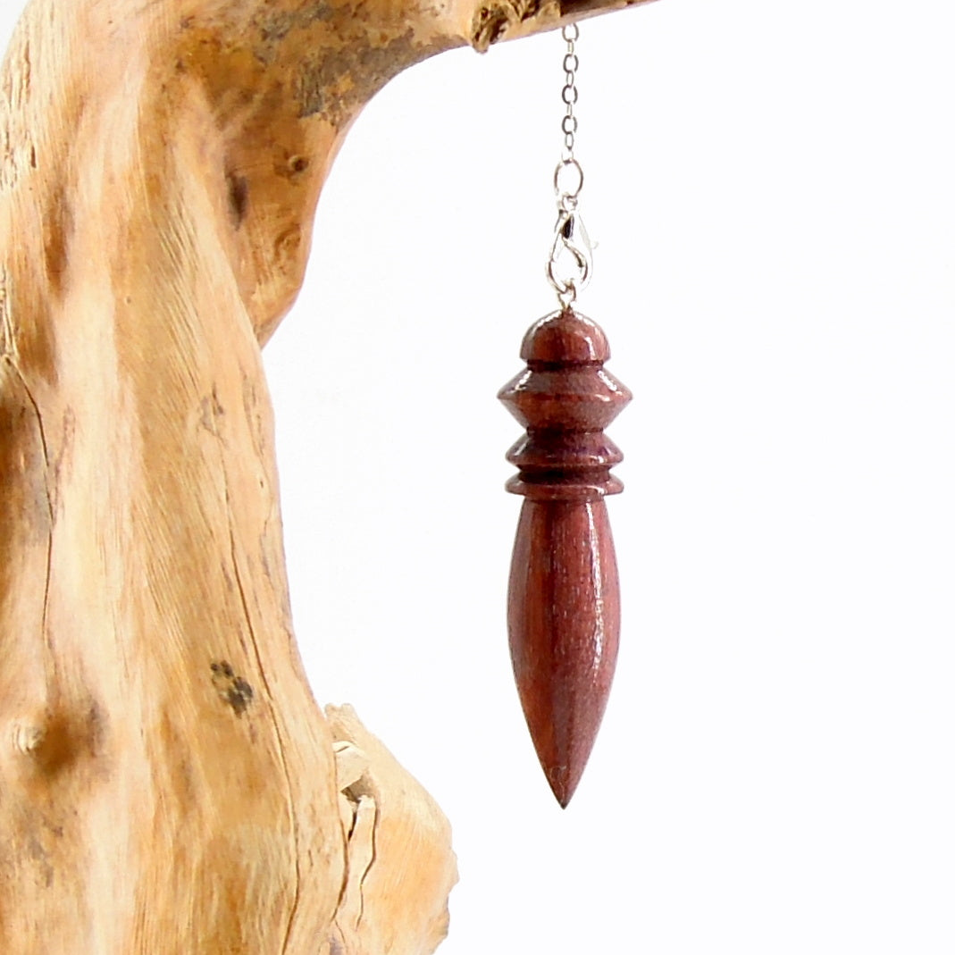 Pendule artisanal de radiesthésie en amarante avec chainette.