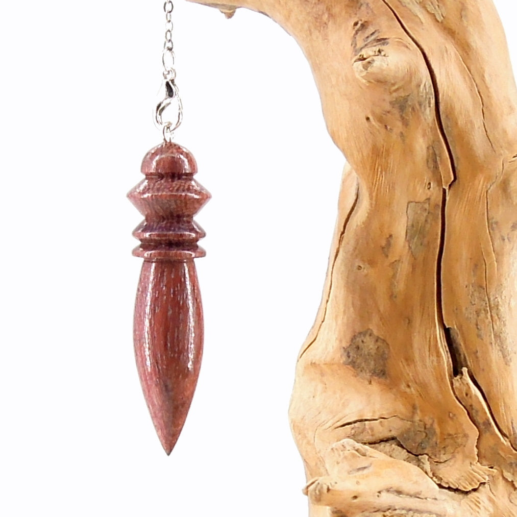 Pendule artisanal de radiesthésie en amarante avec chainette.