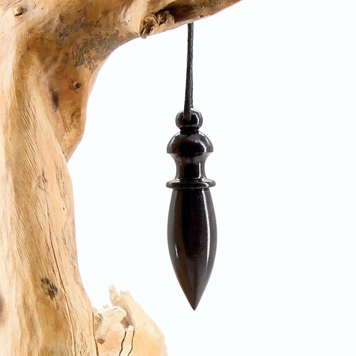 Pendule artisanal de radiesthésie en ébène avec oeilleton.