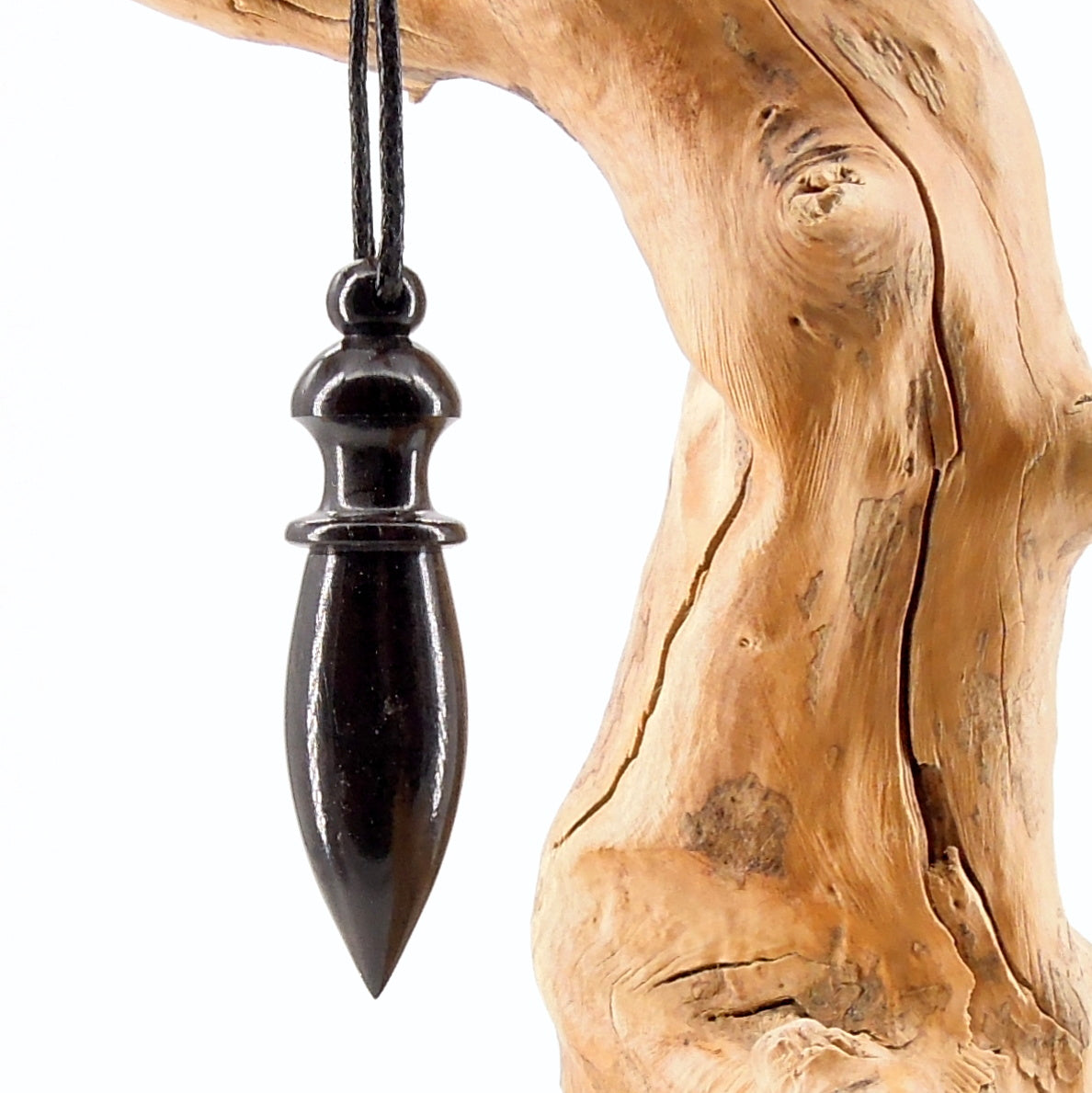 Pendule artisanal de radiesthésie en ébène avec oeilleton.