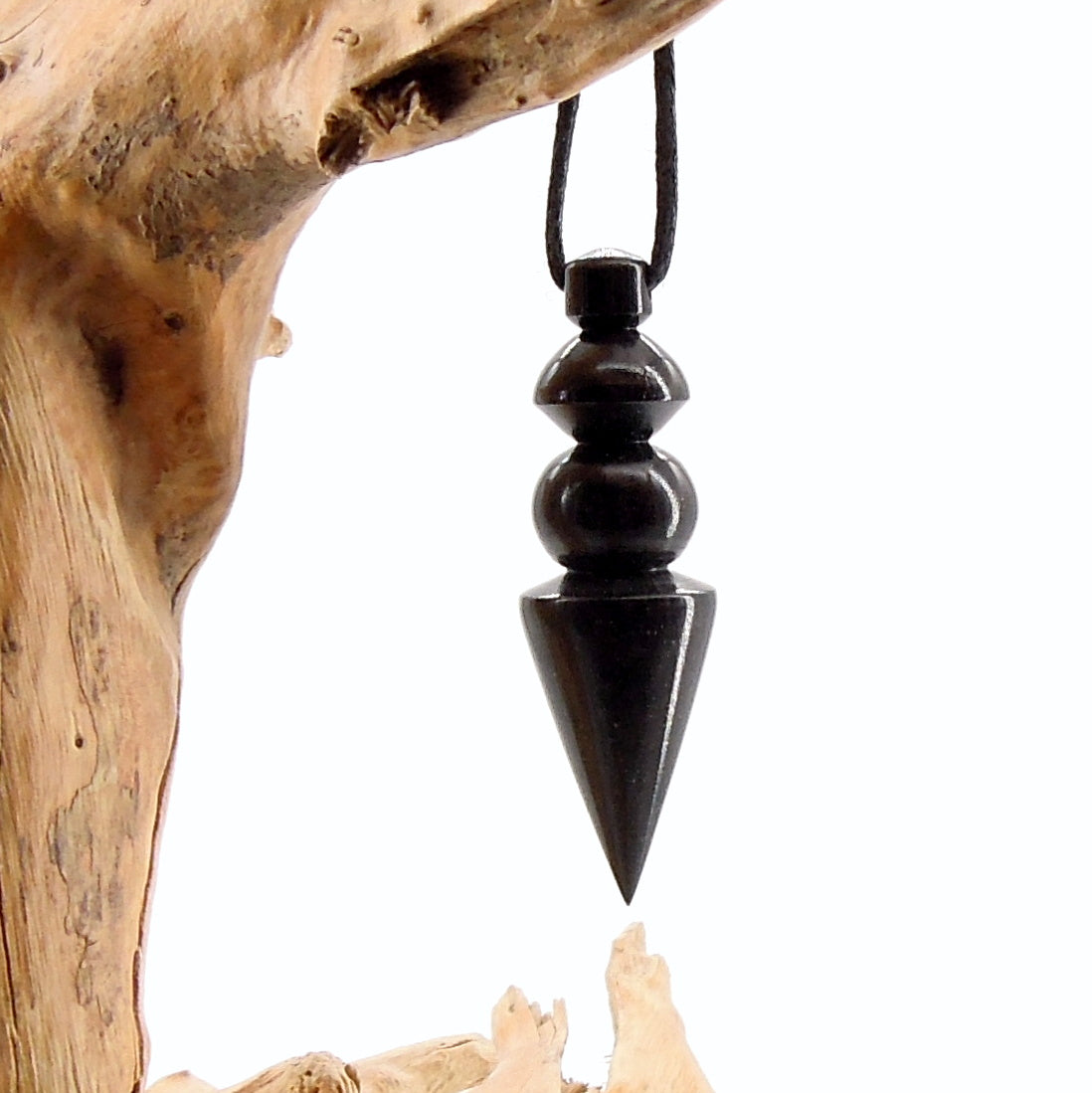 Pendule artisanal de radiesthésie en ébène avec oeilleton.