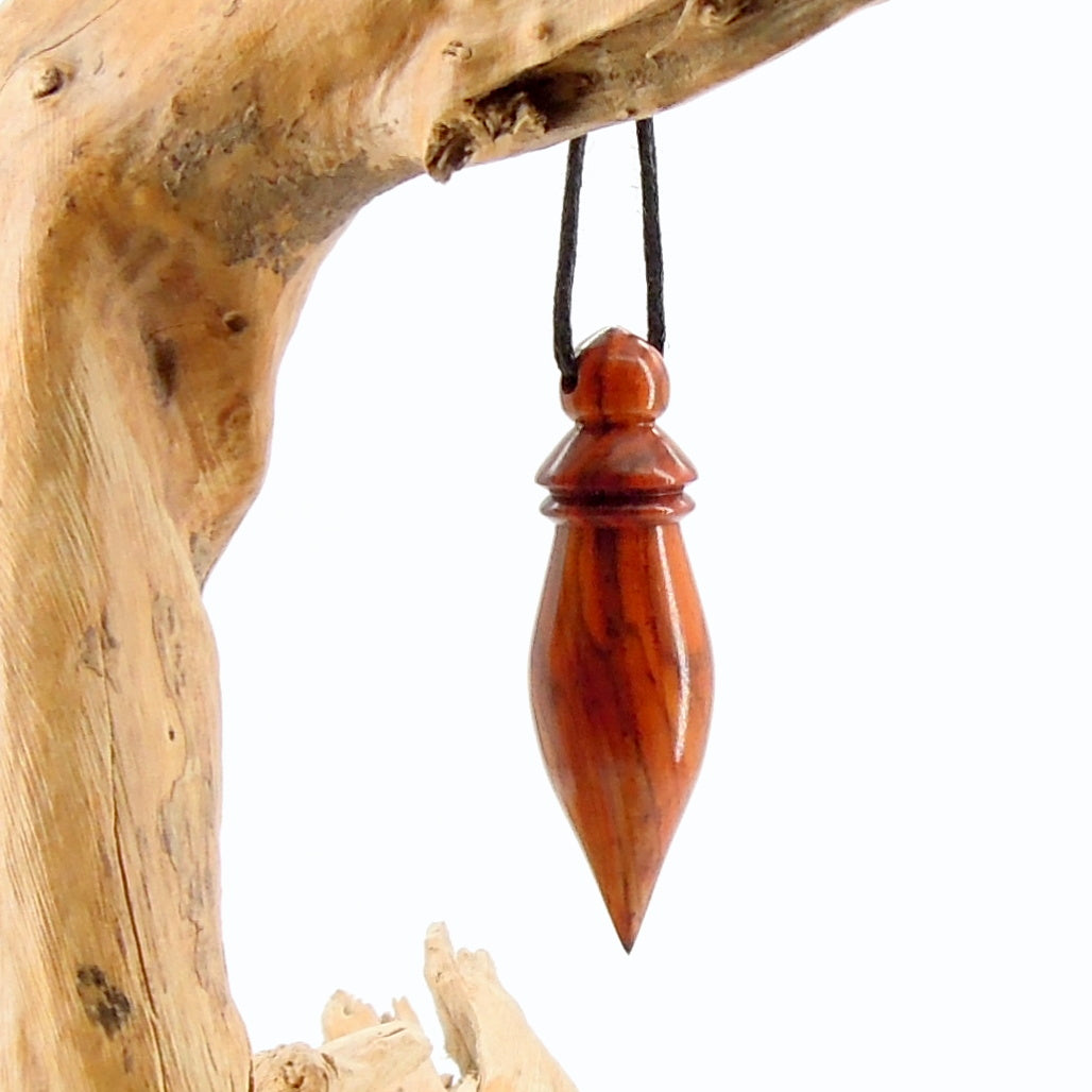 Pendule artisanal de radiesthésie en cocobolo avec oeilleton.