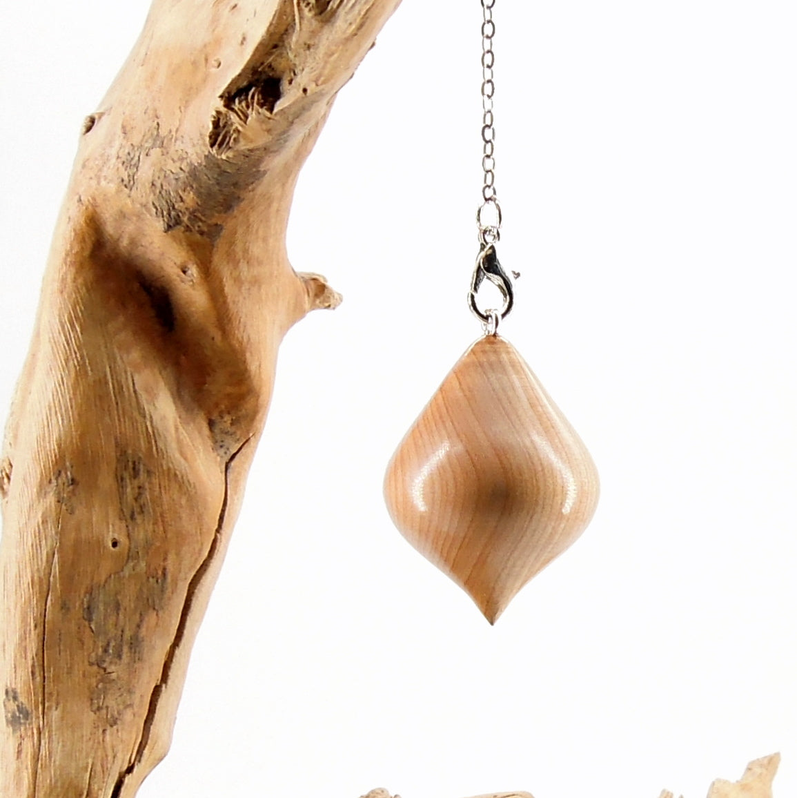 Pendule artisanal de radiesthésie en if avec chainette.