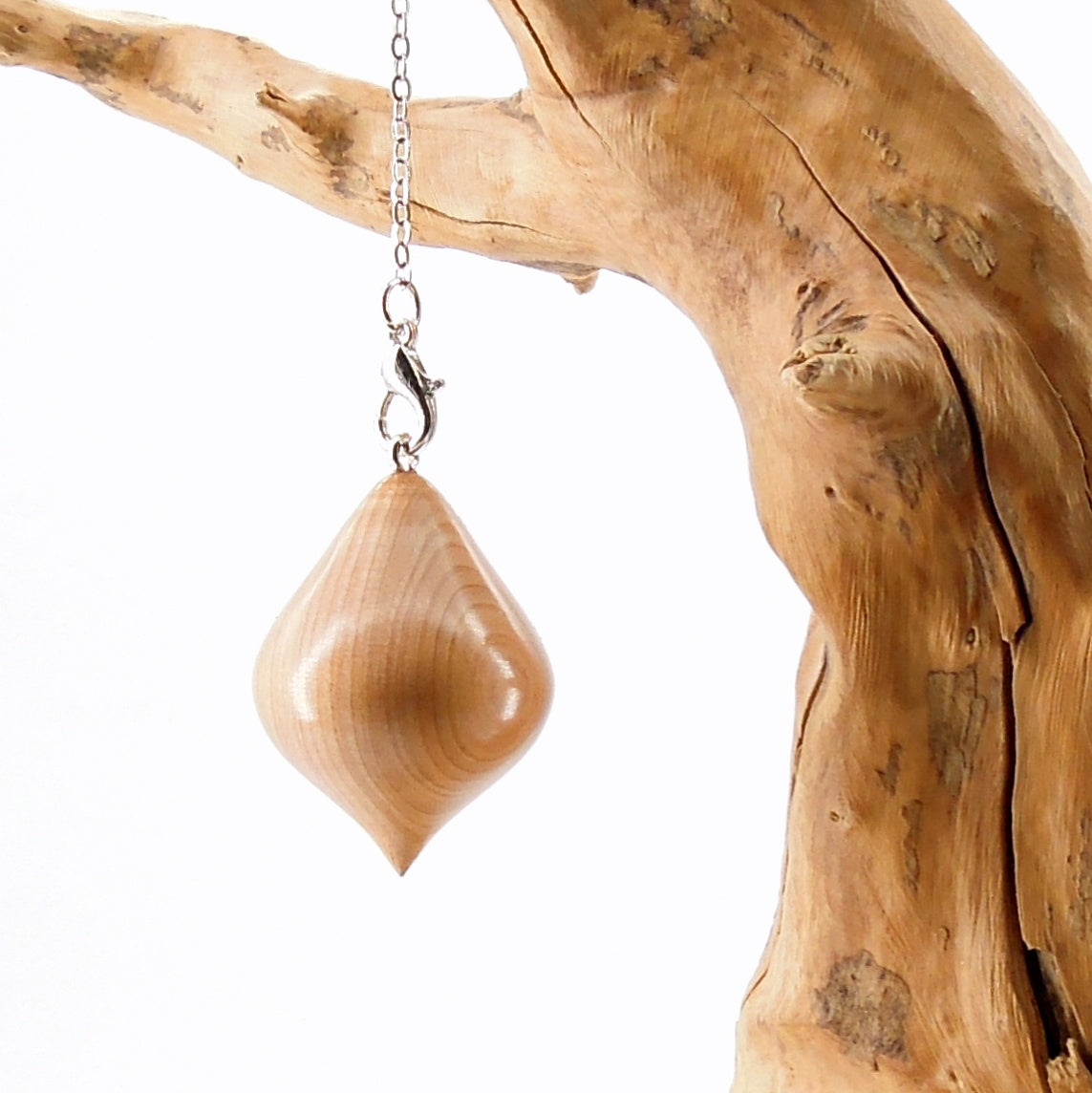 Pendule artisanal de radiesthésie en if avec chainette.