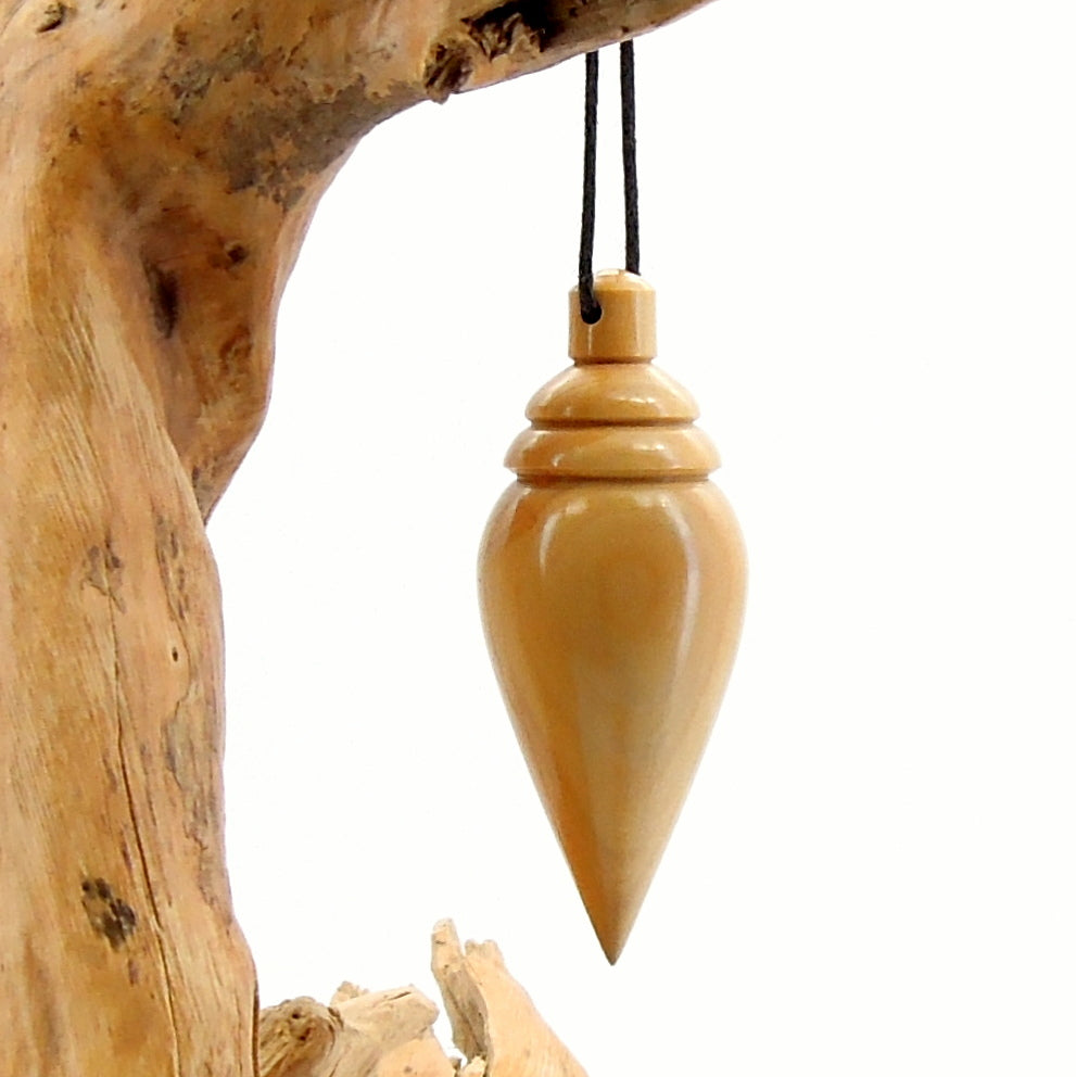 Pendule artisanal de radiesthésie en buis avec oeilleton.