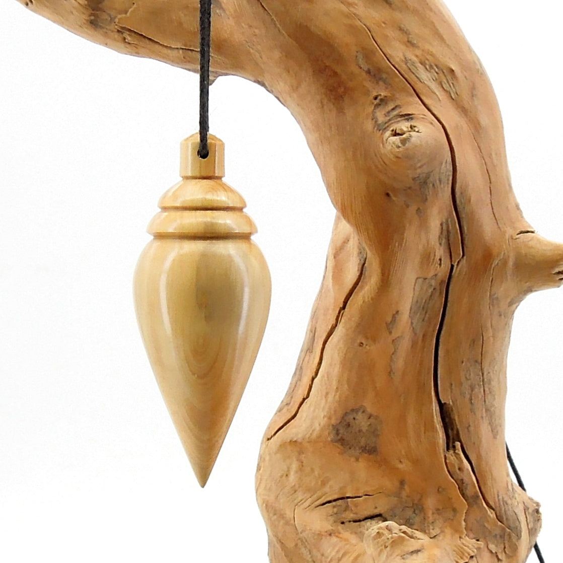 Pendule artisanal de radiesthésie en buis avec oeilleton.