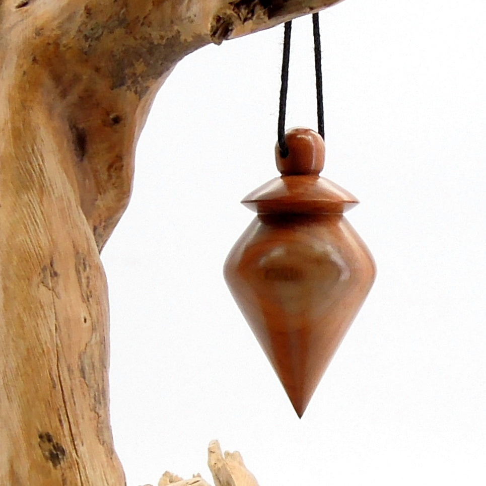 Pendule artisanal de radiesthésie en prunier avec oeilleton.