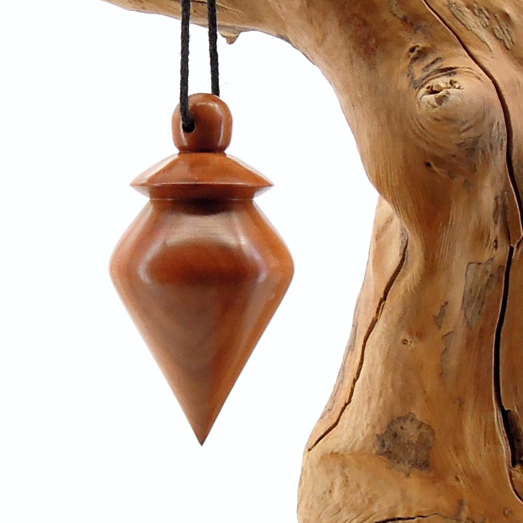 Pendule artisanal de radiesthésie en prunier avec oeilleton.