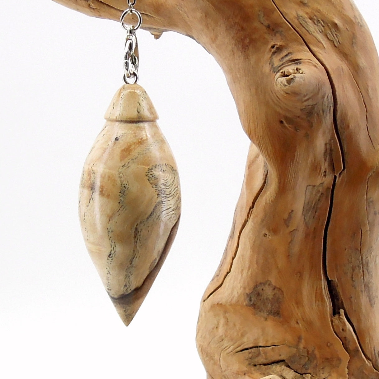 Pendule artisanal de radiesthésie en frêne échauffé avec chainette