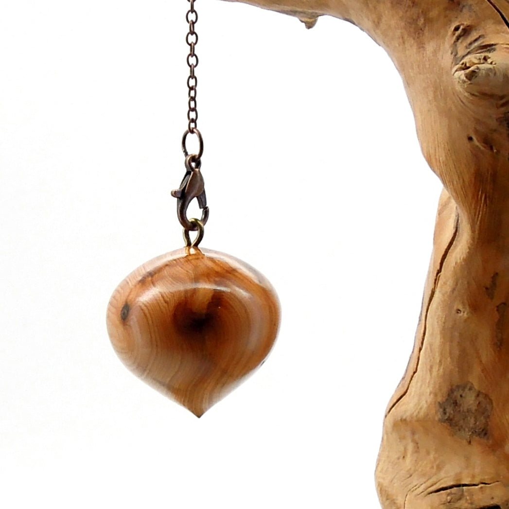 Pendule artisanal divinatoire en if avec chainette.
