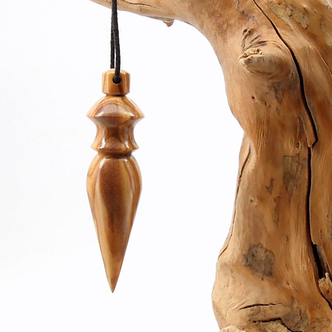 Pendule artisanal divinatoire en olivier avec oeilleton