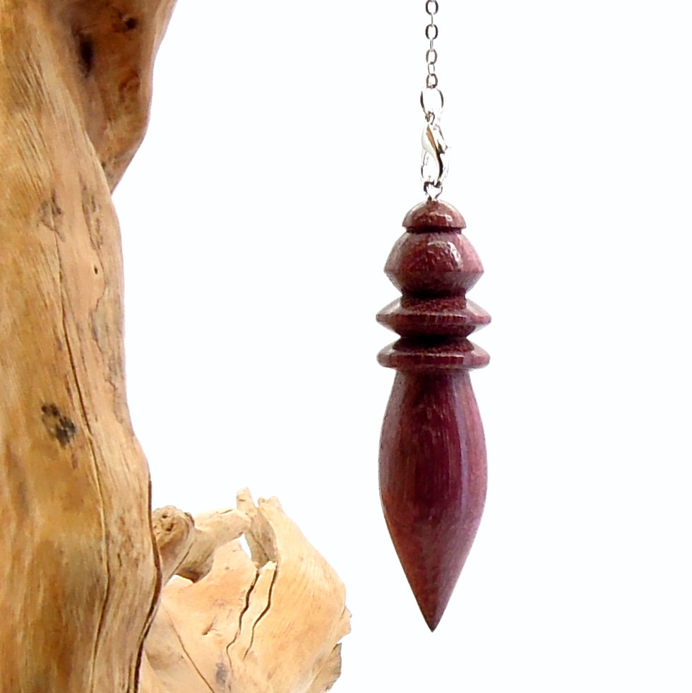 Pendule artisanal de radiesthésie en amarante avec chainette.