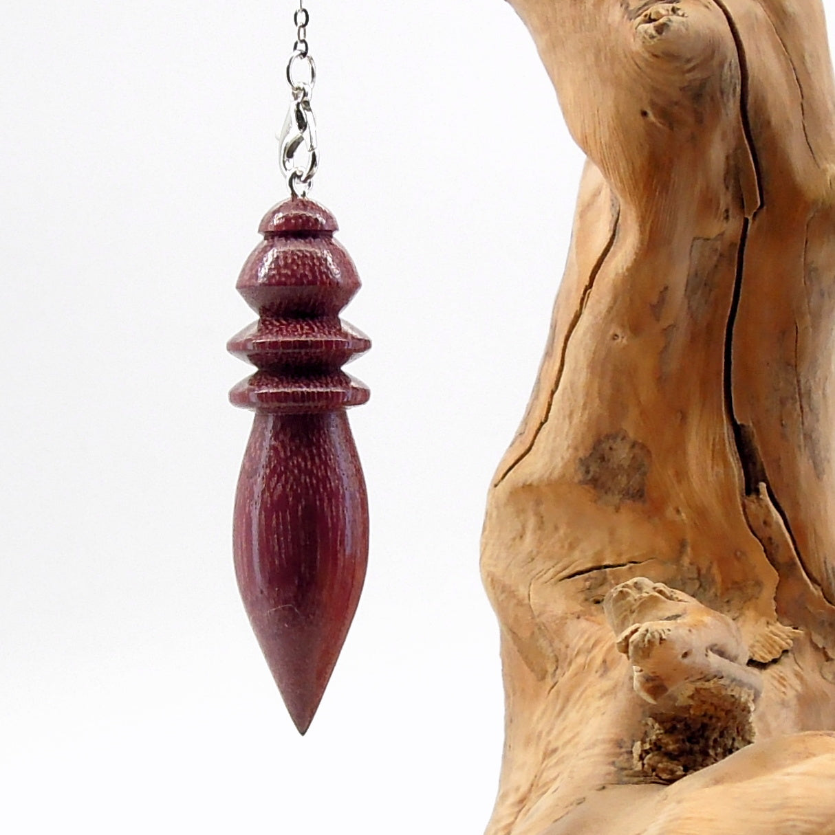 Pendule artisanal de radiesthésie en amarante avec chainette.
