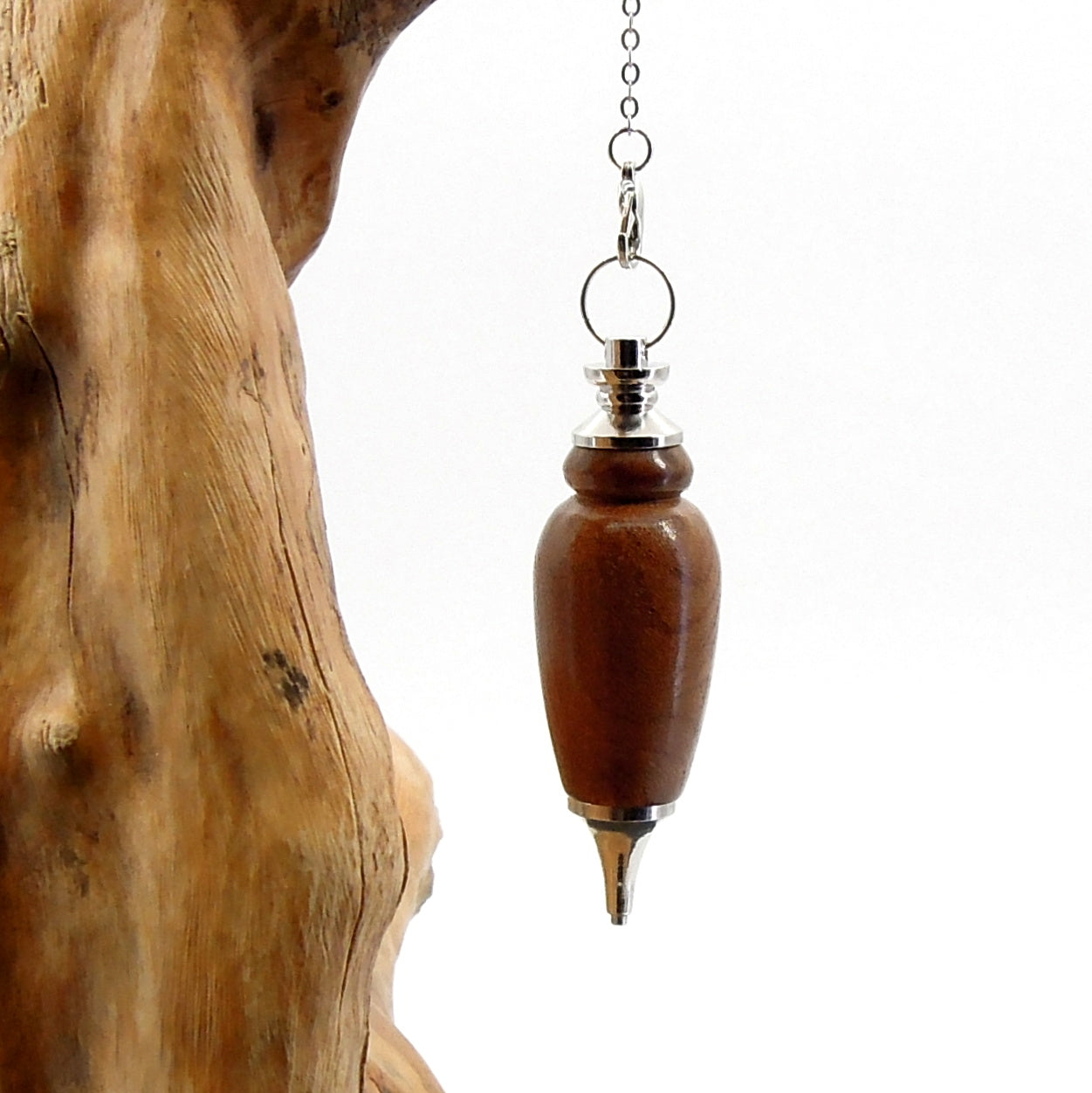 Pendule artisanal de radiesthésie en orme avec chainette et monture métal.