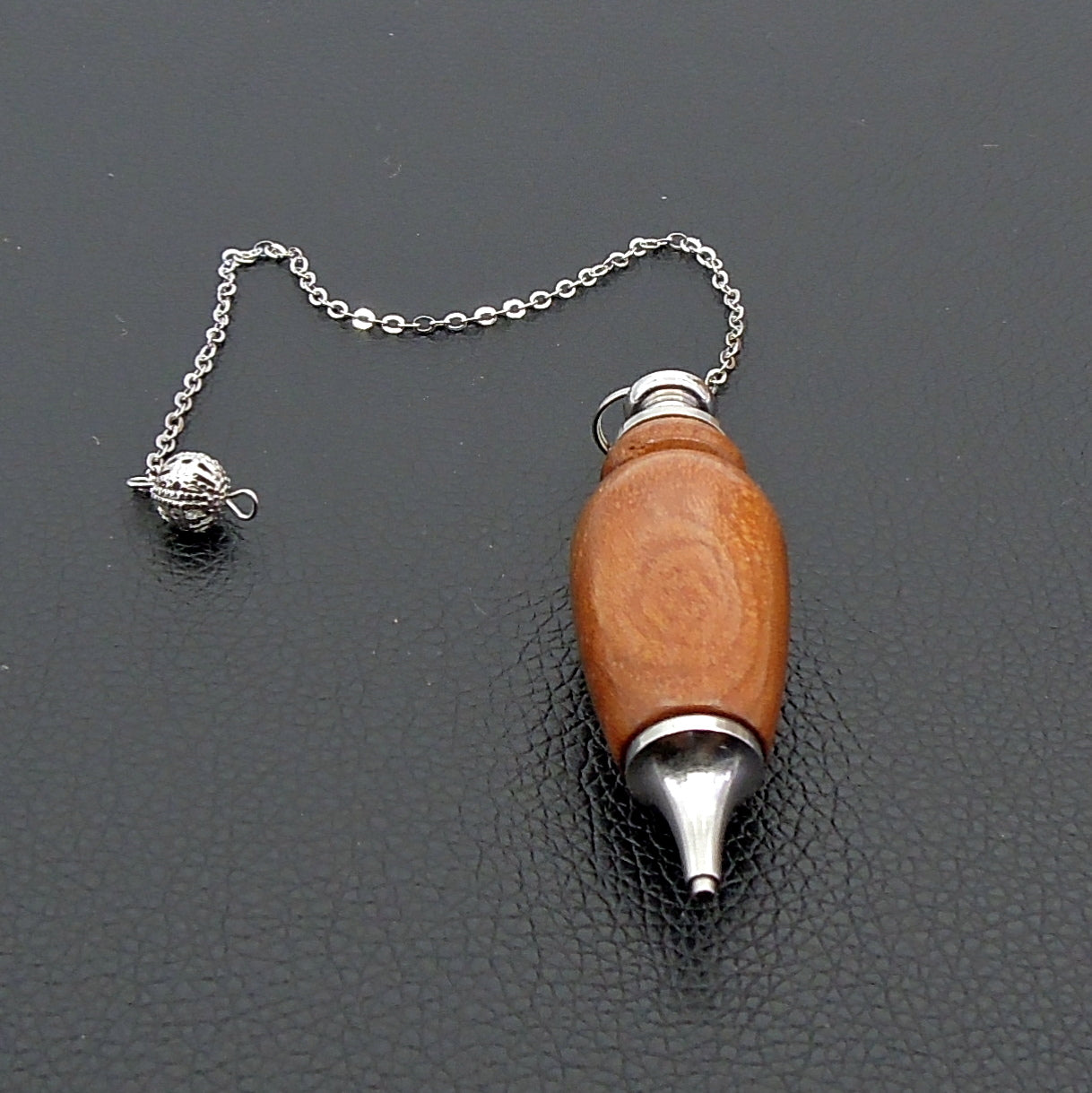 Pendule artisanal de radiesthésie en orme avec chainette et monture métal.