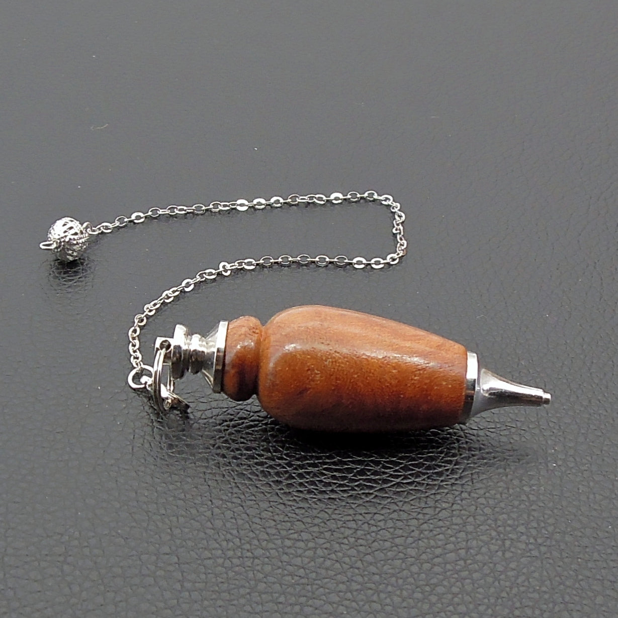 Pendule artisanal de radiesthésie en orme avec chainette et monture métal.