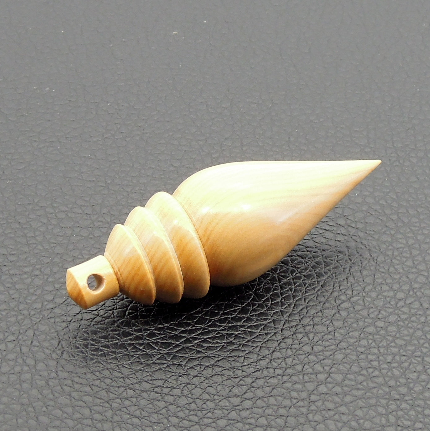 Pendule de radiesthésie artisanal en buis avec oeilleton