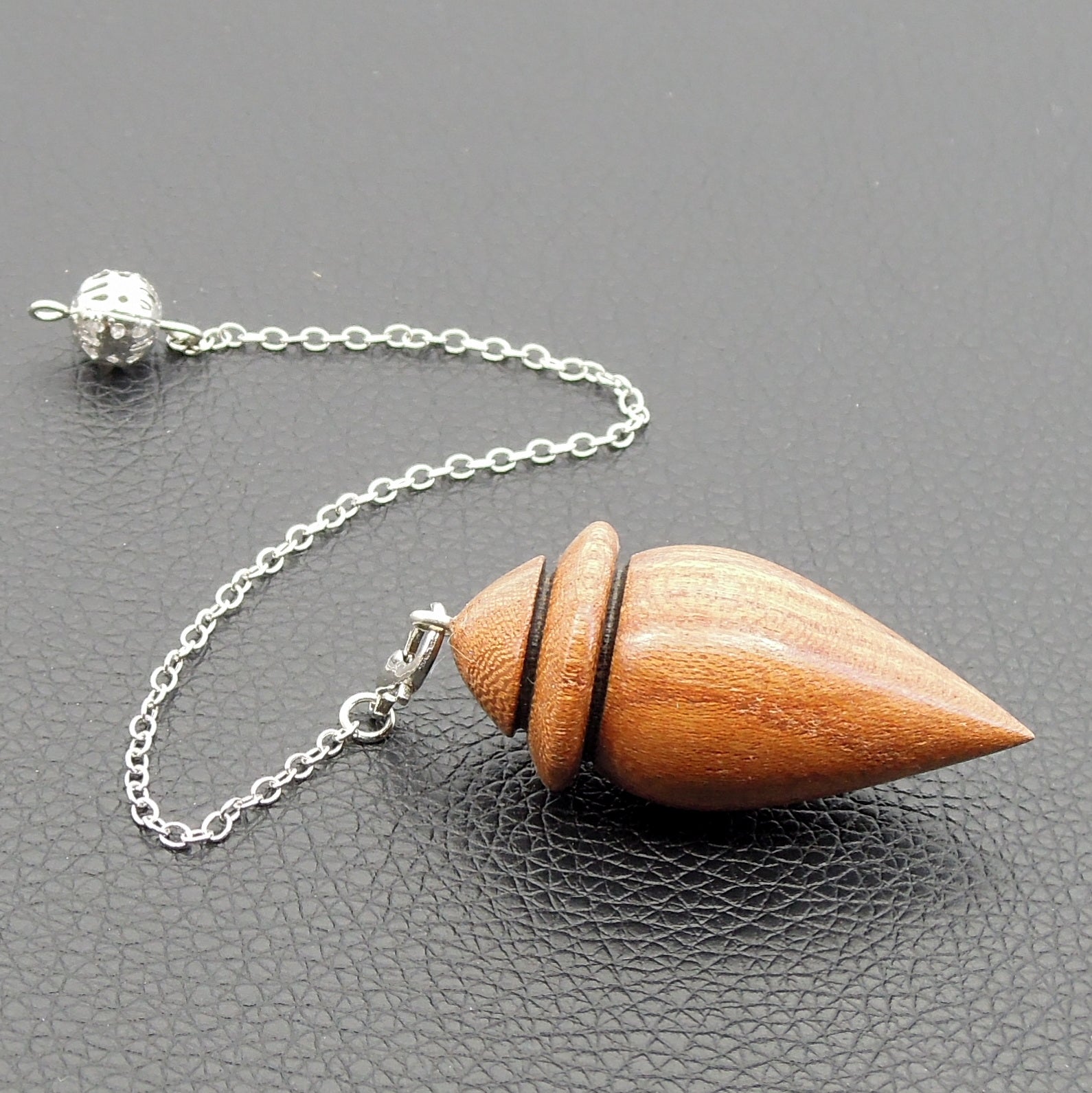 Pendule artisanal divinatoire en orme avec chainette..