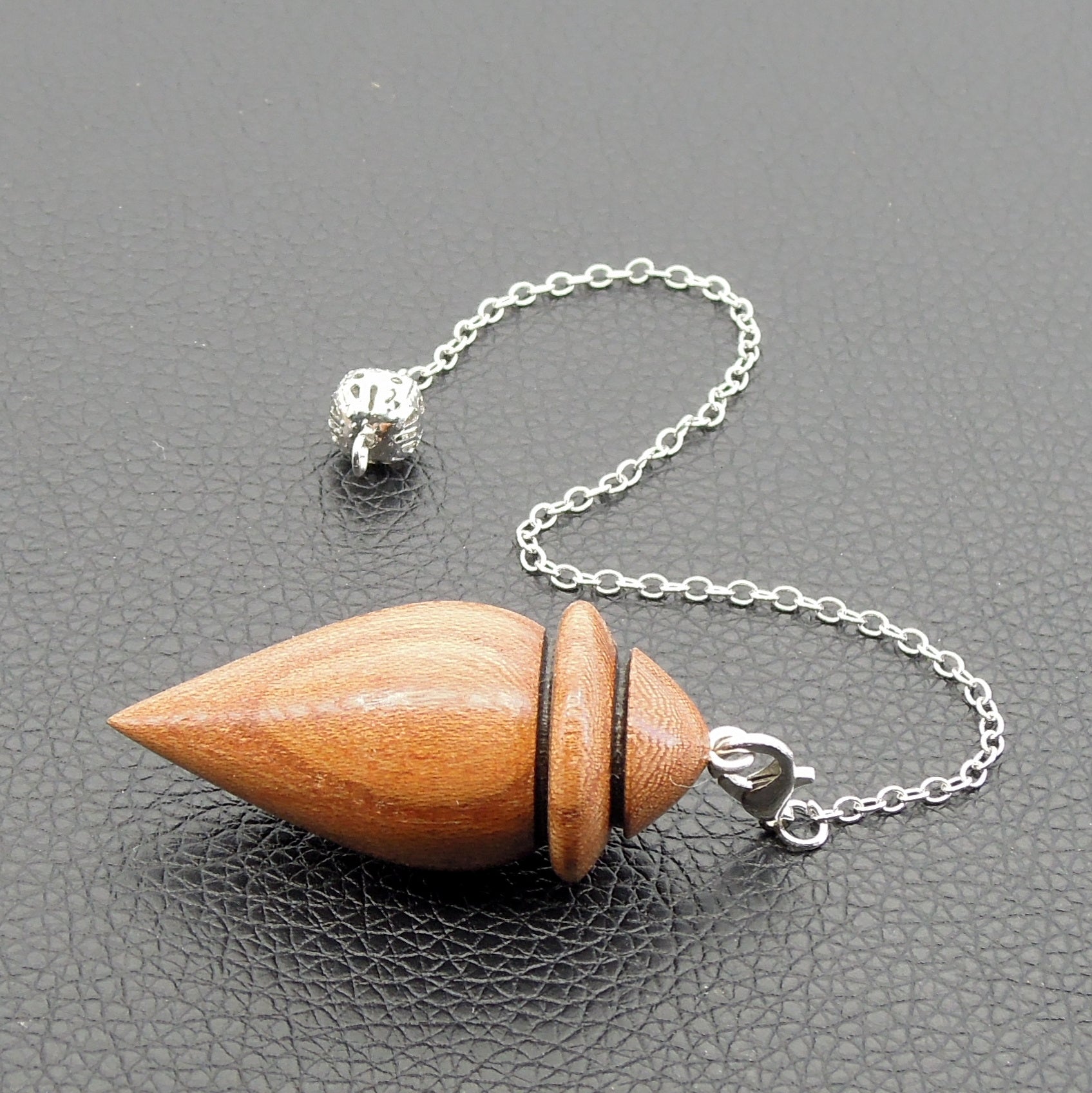 Pendule artisanal divinatoire en orme avec chainette..