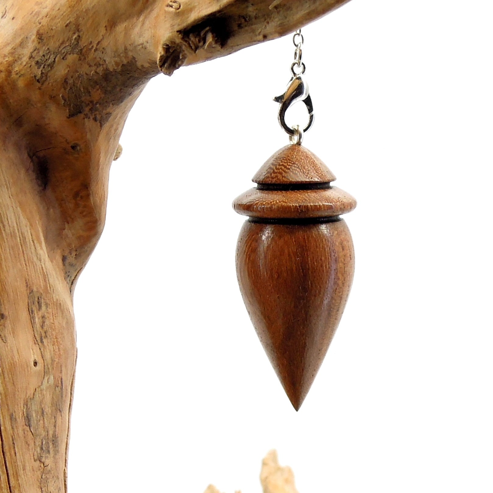 Pendule artisanal divinatoire en orme avec chainette..