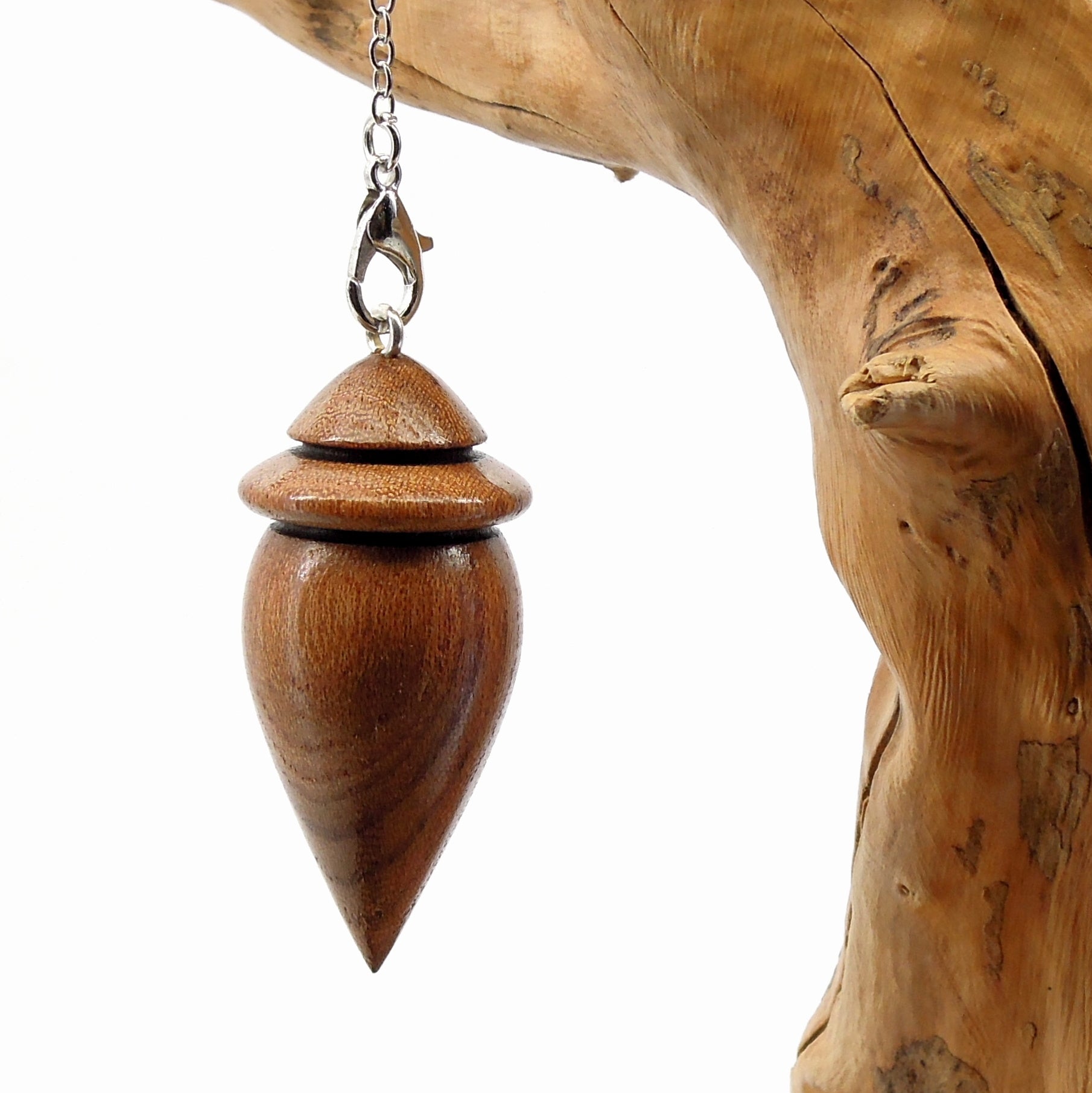 Pendule artisanal divinatoire en orme avec chainette..