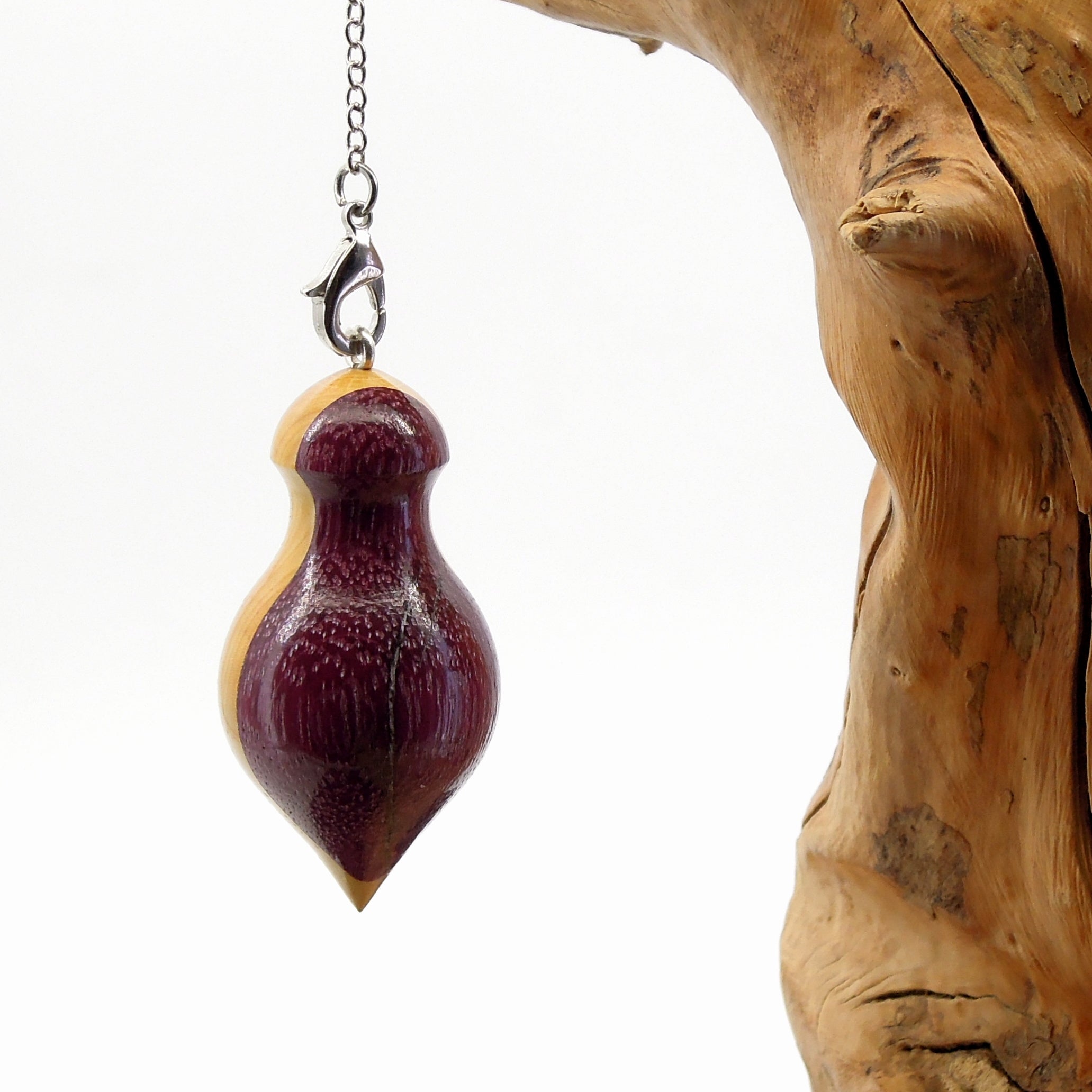 Pendule artisanal de radiesthésie en amarante et buis avec chainette.